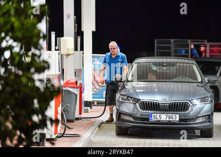 Frydlant, Repubblica Ceca. 1 ottobre 2023. I clienti della stazione di servizio Benzina di Frydlant, Repubblica Ceca, si riforniscono di gasolio e benzina il 1° ottobre 2023. La società polacca Orlen, proprietaria di Benzina, ha reso il carburante molto più economico in alcune stazioni di servizio della Repubblica Ceca vicino al confine con la Polonia, e lì si sono formate code credito: Vit Cerny/CTK Photo/Alamy Live News Foto Stock