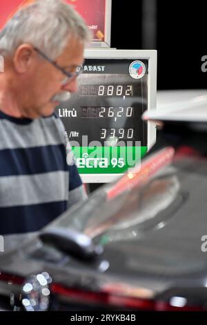 Frydlant, Repubblica Ceca. 1 ottobre 2023. I clienti della stazione di servizio Benzina di Frydlant, Repubblica Ceca, si riforniscono di gasolio e benzina il 1° ottobre 2023. La società polacca Orlen, proprietaria di Benzina, ha reso il carburante molto più economico in alcune stazioni di servizio della Repubblica Ceca vicino al confine con la Polonia, e lì si sono formate code credito: Vit Cerny/CTK Photo/Alamy Live News Foto Stock