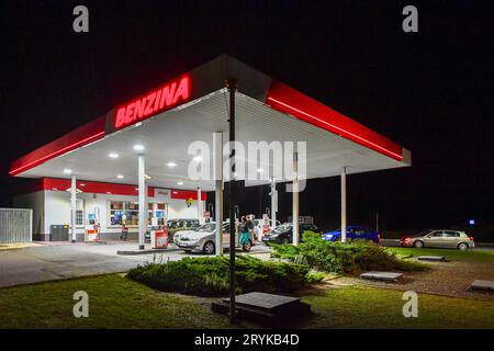 Frydlant, Repubblica Ceca. 1 ottobre 2023. I clienti della stazione di servizio Benzina di Frydlant, Repubblica Ceca, si riforniscono di gasolio e benzina il 1° ottobre 2023. La società polacca Orlen, proprietaria di Benzina, ha reso il carburante molto più economico in alcune stazioni di servizio della Repubblica Ceca vicino al confine con la Polonia, e lì si sono formate code credito: Vit Cerny/CTK Photo/Alamy Live News Foto Stock