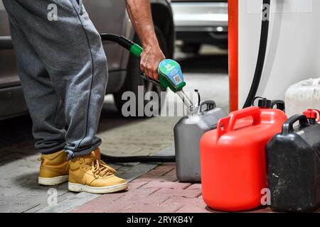 Frydlant, Repubblica Ceca. 1 ottobre 2023. I clienti della stazione di servizio Benzina di Frydlant, Repubblica Ceca, si riforniscono di gasolio e benzina il 1° ottobre 2023. La società polacca Orlen, proprietaria di Benzina, ha reso il carburante molto più economico in alcune stazioni di servizio della Repubblica Ceca vicino al confine con la Polonia, e lì si sono formate code credito: Vit Cerny/CTK Photo/Alamy Live News Foto Stock