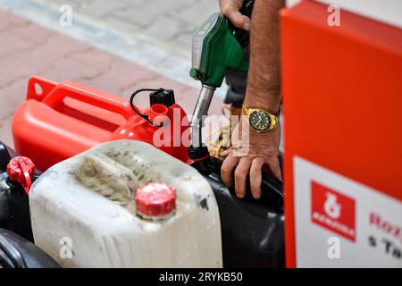 Frydlant, Repubblica Ceca. 1 ottobre 2023. I clienti della stazione di servizio Benzina di Frydlant, Repubblica Ceca, si riforniscono di gasolio e benzina il 1° ottobre 2023. La società polacca Orlen, proprietaria di Benzina, ha reso il carburante molto più economico in alcune stazioni di servizio della Repubblica Ceca vicino al confine con la Polonia, e lì si sono formate code credito: Vit Cerny/CTK Photo/Alamy Live News Foto Stock