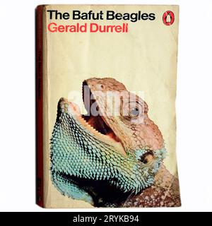 Gerald Durrell, i Bafut Beagles. Copertina del libro, configurazione studio su sfondo bianco Foto Stock