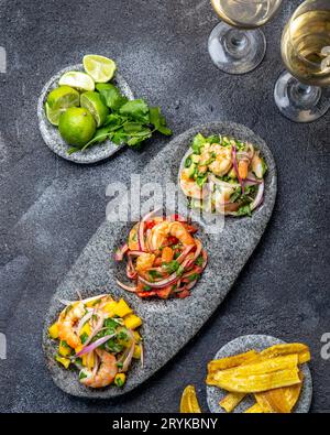 CEVICHE. Tre ceviche di gamberi colorati con mango, avocado e pomodori. Latino Americano Messicano Peruviano cibo ecuadoriano. Servire Foto Stock