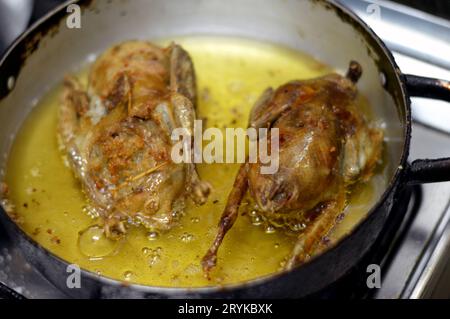Friggere e arrostire i piccioni farciti con riso bianco o mahshi Hamam, bolliti fino alla cottura, quindi arrostiti, fritti in olio caldo o grigliati, piccioni ripieni Foto Stock