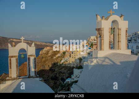 Vista sul villaggio di Oia a Santorini Foto Stock