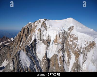 VISTA AEREA. Versante italiano del Monte bianco (altitudine: Da 4805 a 4810 metri a seconda dello zaino di neve). Courmayeur, Valle d'Aosta, Italia. Foto Stock