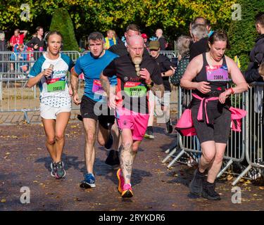 GLASGOW, SCOZIA, REGNO UNITO. 1 ottobre 2023. Un gruppo di concorrenti sulla curva finale nel corso poco prima del traguardo nella AJ Bell Great Scottish Run 10K a Glasgow Green Park Credit: george robertson/Alamy Live News Foto Stock