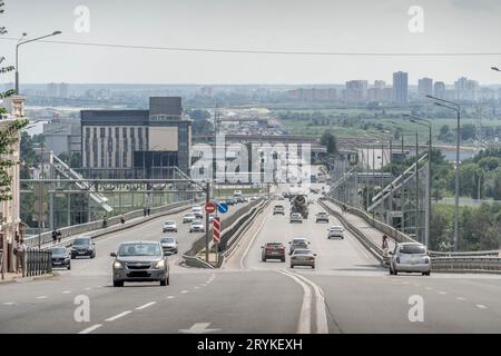 Il traffico stradale nel centro di Rostov-sul-Don (Rostov-na-Donu), la città nel sud della Russia al confine con l'Ucraina. Foto Stock