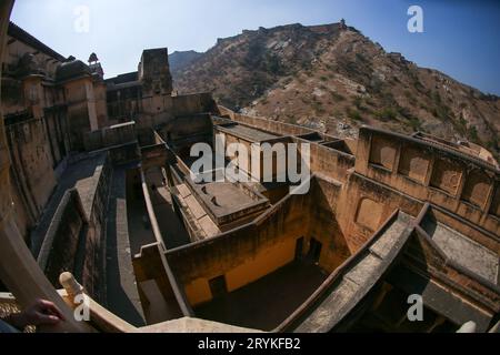 Vista panoramica dal forte di Mehrangarh alla montagna e la struttura interna in primo piano. Jodhpur, Rajasthan, India Foto Stock