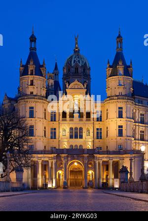 Castello di Schwerin illuminato di sera, Schwerin, Meclemburgo-Pomerania occidentale, Germania, Europa Foto Stock
