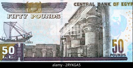 Un grande frammento del retro della serie di banconote 50 LE Fifty Egyptian Pounds 2022 presenta un'immagine del tempio di Edfu, uno scarabeo alato e un phar Foto Stock