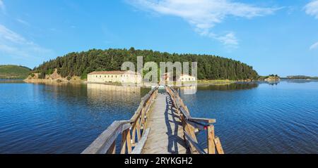 In legno ponte in rovina a isolato Monastero di Santa Maria sul Zvernec isola (Narta Laguna, Valona Albania). Foto Stock