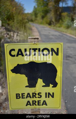 Cartello con attenzione Bears in area Foto Stock