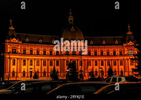 Vista notturna dell'edificio del Consiglio della contea di Brasov Foto Stock