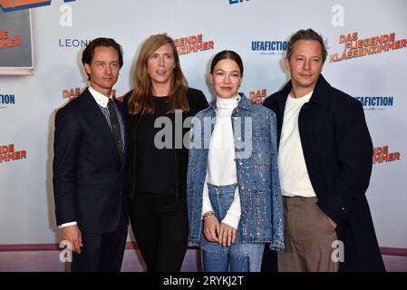 Tom Schilling, Carolina Hellsgard, Hannah Herzsprung, Trystan Puetter bei der Premiere von DAS FLIEGENDE KLASSENZIMMER im Kino in der Kulturbrauerei a Berlino AM 01.10.2023 *** Tom Schilling, Carolina Hellsgard, Hannah Herzsprung, Trystan Puetter alla prima di DAS FLIEGENDE KLASSENZIMMER al cinema del Kulturbrauerei di Berlino il 01 10 2023 credito: Imago/Alamy Live News Foto Stock