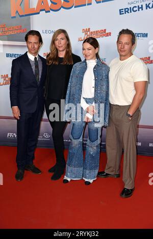 Tom Schilling, Carolina Hellsgard, Hannah Herzsprung, Trystan Puetter bei der Premiere von DAS FLIEGENDE KLASSENZIMMER im Kino in der Kulturbrauerei a Berlino AM 01.10.2023 *** Tom Schilling, Carolina Hellsgard, Hannah Herzsprung, Trystan Puetter alla prima di DAS FLIEGENDE KLASSENZIMMER al cinema del Kulturbrauerei di Berlino il 01 10 2023 credito: Imago/Alamy Live News Foto Stock