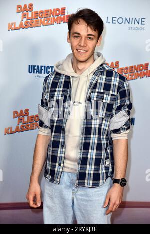 Fabian Hanis bei der Premiere von DAS FLIEGENDE KLASSENZIMMER im Kino in der Kulturbrauerei a Berlino AM 01.10.2023 *** Fabian Hanis alla prima di DAS FLIEGENDE KLASSENZIMMER al cinema della Kulturbrauerei di Berlino il 01 10 2023 credito: Imago/Alamy Live News Foto Stock