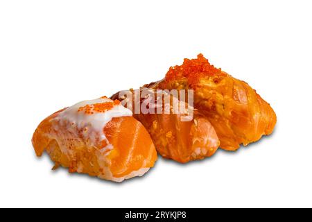 Fila di diversi tipi di sushi di pesce fresco fatto in casa isolato su sfondo bianco. Foto Stock