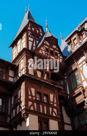 Castello di Peleș, una torre di design in stile neorinascimentale dal cortile interno Foto Stock