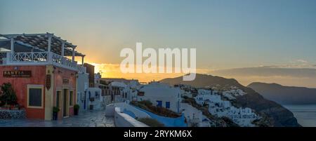 Vista sul villaggio di Oia a Santorini. Foto di alta qualità Foto Stock