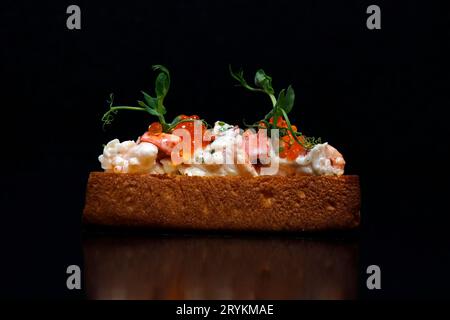 panino aperto con il rotolo di aragosta con sfondo nero Foto Stock