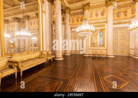 Sala da ballo Royal Palace. Interni antichi ed eleganti di lusso in stile vintage. Foto Stock