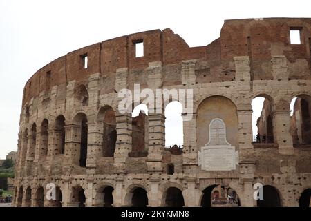 Grande Colosseo Romano, Colosseo, Colosseo, noto anche come Anfiteatro Flavio. Famoso monumento mondiale. Paesaggio urbano panoramico. Roma, Italia Foto Stock