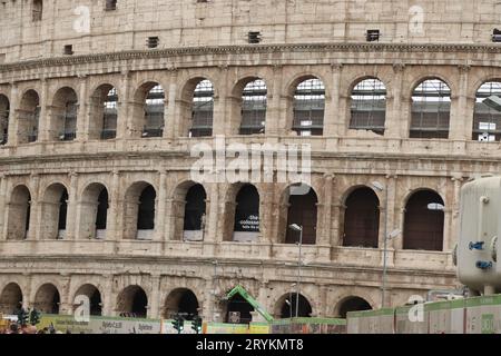 Grande Colosseo Romano, Colosseo, Colosseo, noto anche come Anfiteatro Flavio. Famoso monumento mondiale. Paesaggio urbano panoramico. Roma, Italia Foto Stock