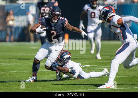 Chicago, Illinois, USA. 1 ottobre 2023. Chicago Bears #2 DJ Moore viene placcato da Damarri Mathis dei Broncos #27 durante una partita contro i Denver Broncos a Chicago, Illinois. Mike Wulf/CSM (immagine di credito: © Mike Wulf/Cal Sport Media). Credito: csm/Alamy Live News Foto Stock