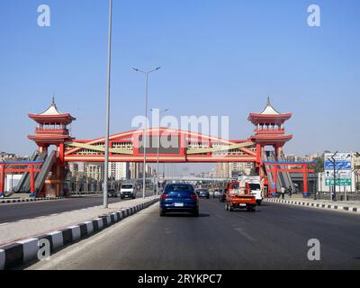 Cairo, Egitto, 17 settembre 2023: Autostrada di pattuglia dell'asse Shinzo Abe con un ponte pedonale rifinito in stile architettonico tradizionale giapponese, il tra Foto Stock