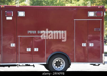 Paramus, Stati Uniti. 1 ottobre 2023. Veicolo investigativo antincendio sulla scena del crimine. I soccorritori rispondono a Macy's al Paramus Park Mall di Paramus. I primi soccorritori hanno combattuto un incendio con tre allarmi da Macy's, domenica pomeriggio. Non sono state riportate ferite immediatamente. Le indagini sugli incendi sono sul posto e gli investigatori stanno determinando la causa dell'incendio. Credito: SOPA Images Limited/Alamy Live News Foto Stock