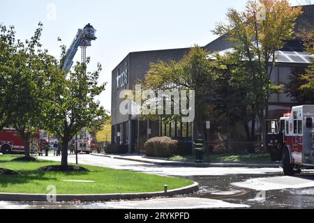 Paramus, Stati Uniti. 1 ottobre 2023. I vigili del fuoco rispondono a Macy's all'incendio del Paramus Park Mall, domenica pomeriggio a Paramus, New Jersey. I primi soccorritori hanno combattuto un incendio con tre allarmi da Macy's, domenica pomeriggio. Non sono state riportate ferite immediatamente. Le indagini sugli incendi sono sul posto e gli investigatori stanno determinando la causa dell'incendio. Credito: SOPA Images Limited/Alamy Live News Foto Stock