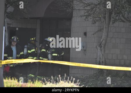 Paramus, Stati Uniti. 1 ottobre 2023. I vigili del fuoco rispondono a Macy's all'incendio del Paramus Park Mall, domenica pomeriggio a Paramus, New Jersey. I primi soccorritori hanno combattuto un incendio con tre allarmi da Macy's, domenica pomeriggio. Non sono state riportate ferite immediatamente. Le indagini sugli incendi sono sul posto e gli investigatori stanno determinando la causa dell'incendio. Credito: SOPA Images Limited/Alamy Live News Foto Stock