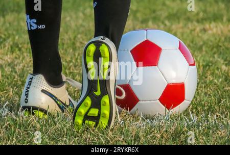 Calgary, Alberta, Canada. 2 maggio 2023. Un primo piano di una persona che gioca con una pallina da calcio, indossando scarpe da calcio Nike. Foto Stock