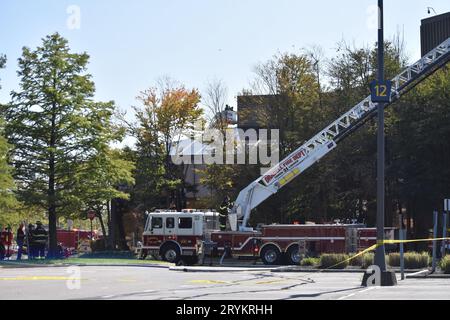 Paramus, Stati Uniti. 1 ottobre 2023. I vigili del fuoco rispondono a Macy's all'incendio del Paramus Park Mall, domenica pomeriggio a Paramus, New Jersey. I primi soccorritori hanno combattuto un incendio con tre allarmi da Macy's, domenica pomeriggio. Non sono state riportate ferite immediatamente. Le indagini sugli incendi sono sul posto e gli investigatori stanno determinando la causa dell'incendio. (Foto di Kyle Mazza/SOPA Images/Sipa USA) credito: SIPA USA/Alamy Live News Foto Stock