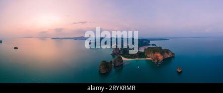 Railay Beach Krabi Thailandia, la spiaggia tropicale di Railay Krabi Foto Stock