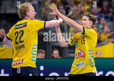 Mannheim, Deutschland. 1 ottobre 2023. v.li.: Gustav Davidsson (RNL, 22), Torschütze David More (RNL, 15), Spieler der Rhein-Neckar-Löwen, jubeln über ein Tor, Jubel, Torjubel, Torerfolg, festeggiano l'obiettivo, obiettivo, celebrazione, Jubel ueber das Tor, Optimistisch, Spielszene, highlight, azione, Aktion, 01.10.2023, Mannheim (Deutschland), pallamano, Bundesliga, Rhein-Neckar Löwen - TVB Stoccarda credito: dpa/Alamy Live News Foto Stock