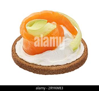 Panino aperto con fette di salmone affumicato isolato su sfondo bianco Foto Stock
