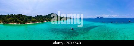 Vista panoramica dal cielo dell'isola di Koh Kradan in Thailandia, votata come la migliore spiaggia del mondo nel 2023. oceano color turchese e spiaggia tropicale Foto Stock