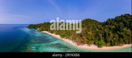 Vista panoramica dal cielo dell'isola di Koh Kradan in Thailandia, votata come la migliore spiaggia del mondo nel 2023 Foto Stock