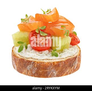 Panino aperto con fette di salmone affumicato isolato su sfondo bianco Foto Stock
