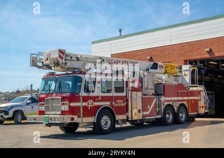 Calgary, Alberta. Canada. 4 maggio 2023. Dipartimento dei vigili del fuoco della città di Calgary, piattaforma aerea, autobus, camion dei pompieri. Foto Stock