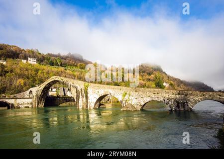 Il ponte attraversa il fiume Serchio. Foto Stock