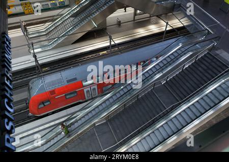 Treno Deutsche Bahn DB Regio alla piattaforma di Berlino Hauptbahnhof, Germania Foto Stock