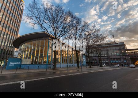 Tränenpalast, ex sala check-in al valico di frontiera di Friedrichstrasse, Berlino, Germania Foto Stock