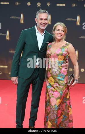 Moderatore Dirk Steffens mit Ehefrau Ingrid Steffens kommt zur Gala und Verleihung des Deutschen Fernsehpreis a Köln. *** Il presentatore Dirk Steffens con la moglie Ingrid Steffens arriva alla cerimonia di gala e di premiazione del German Television Prize a Colonia Credit: Imago/Alamy Live News Foto Stock