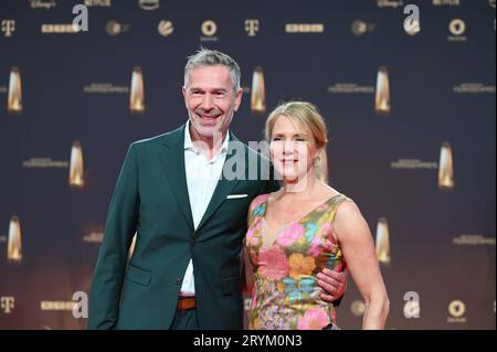 Moderatore Dirk Steffens mit Ehefrau Ingrid Steffens kommt zur Gala und Verleihung des Deutschen Fernsehpreis a Köln. *** Il presentatore Dirk Steffens con la moglie Ingrid Steffens arriva alla cerimonia di gala e di premiazione del German Television Prize a Colonia Credit: Imago/Alamy Live News Foto Stock