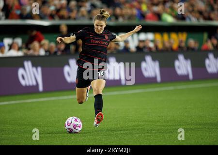 Portland, Stati Uniti. 30 settembre 2023. Natalia Kuikka prepara un tiro in porta. I San Diego Wave sconfissero i Portland Thorns 2-0 nella National Women's Soccer League con due gol nel primo tempo, salendo in cima alle classifiche attuali della NWSL, al Providence Park di Portland, Oregon, il 30 settembre 2023. (Foto di John Rudoff/Sipa USA) credito: SIPA USA/Alamy Live News Foto Stock