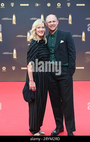 Schauspieler Paar Anna Schudt und Moritz Führmann kommt zur Gala und Verleihung des Deutschen Fernsehpreis a Köln. *** La coppia di attori Anna Schudt e Moritz Führmann viene al gala e alla cerimonia di premiazione del German Television Award a Colonia Credit: Imago/Alamy Live News Foto Stock