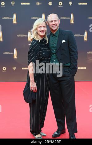 Schauspieler Paar Anna Schudt und Moritz Führmann kommt zur Gala und Verleihung des Deutschen Fernsehpreis a Köln. *** La coppia di attori Anna Schudt e Moritz Führmann viene al gala e alla cerimonia di premiazione del German Television Award a Colonia Credit: Imago/Alamy Live News Foto Stock